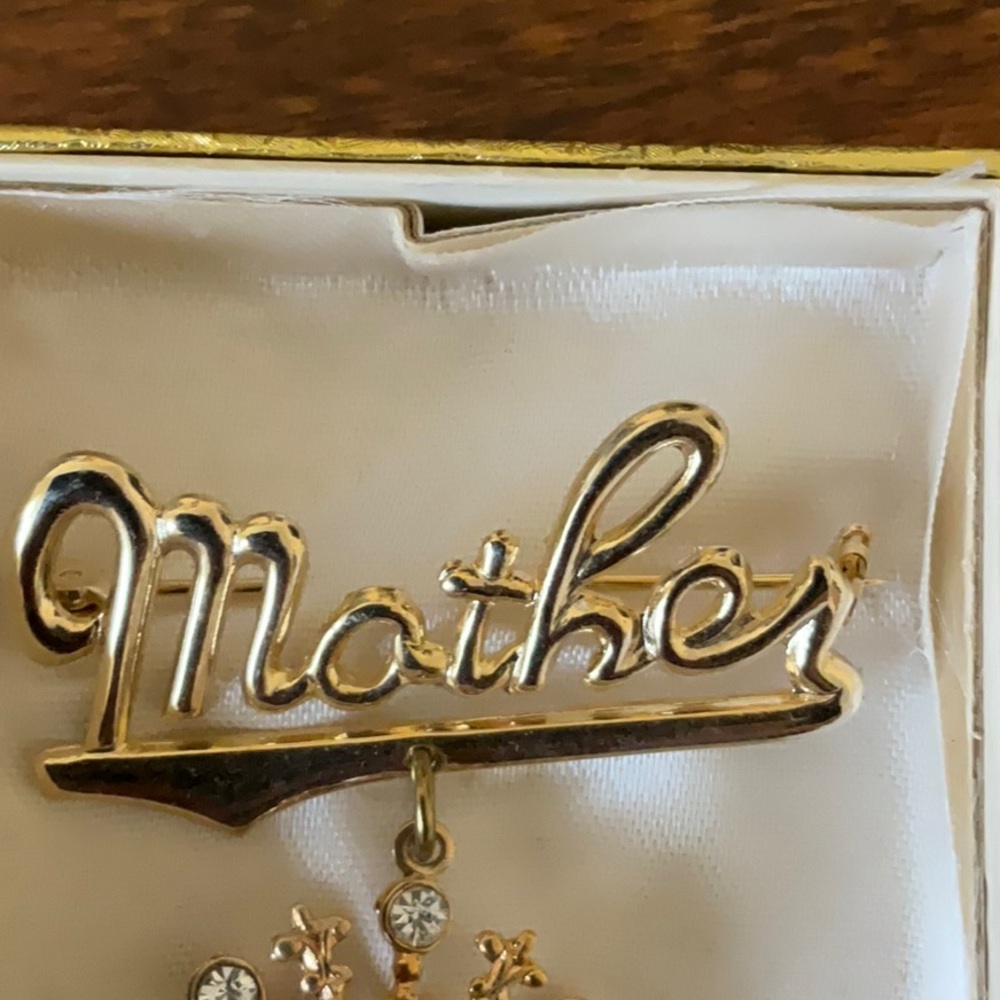 Hand Set Mother Brooch - Picture 3 of 4